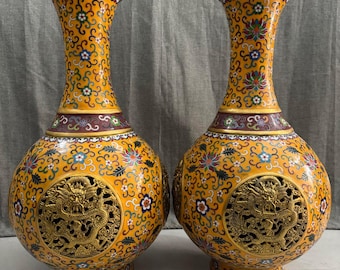 Una coppia di squisiti ornamenti cinesi antichi in bronzo cloisonné realizzati a mano con quattro draghi e vasi girevoli.