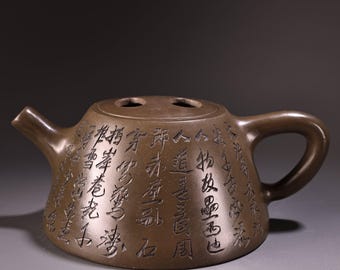 Exquisite antike chinesische Ton bemalte Teekanne mit eingravierten Schriftzeichen - ein Zisha Teekannen Ornament.