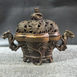 Exquisito incensario artesanal de cobre puro con dos asas y nueve dragones sobre tres patas, elaborado con materiales chinos antiguos.