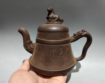 Exquisita y singular tetera china antigua con un diseño de un dragón y un caballo pintado a mano en arcilla púrpura.