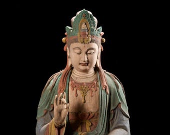 Gran estatua del Bodhisattva Guanyin, de madera exquisitamente tallada a mano, procedente de China.