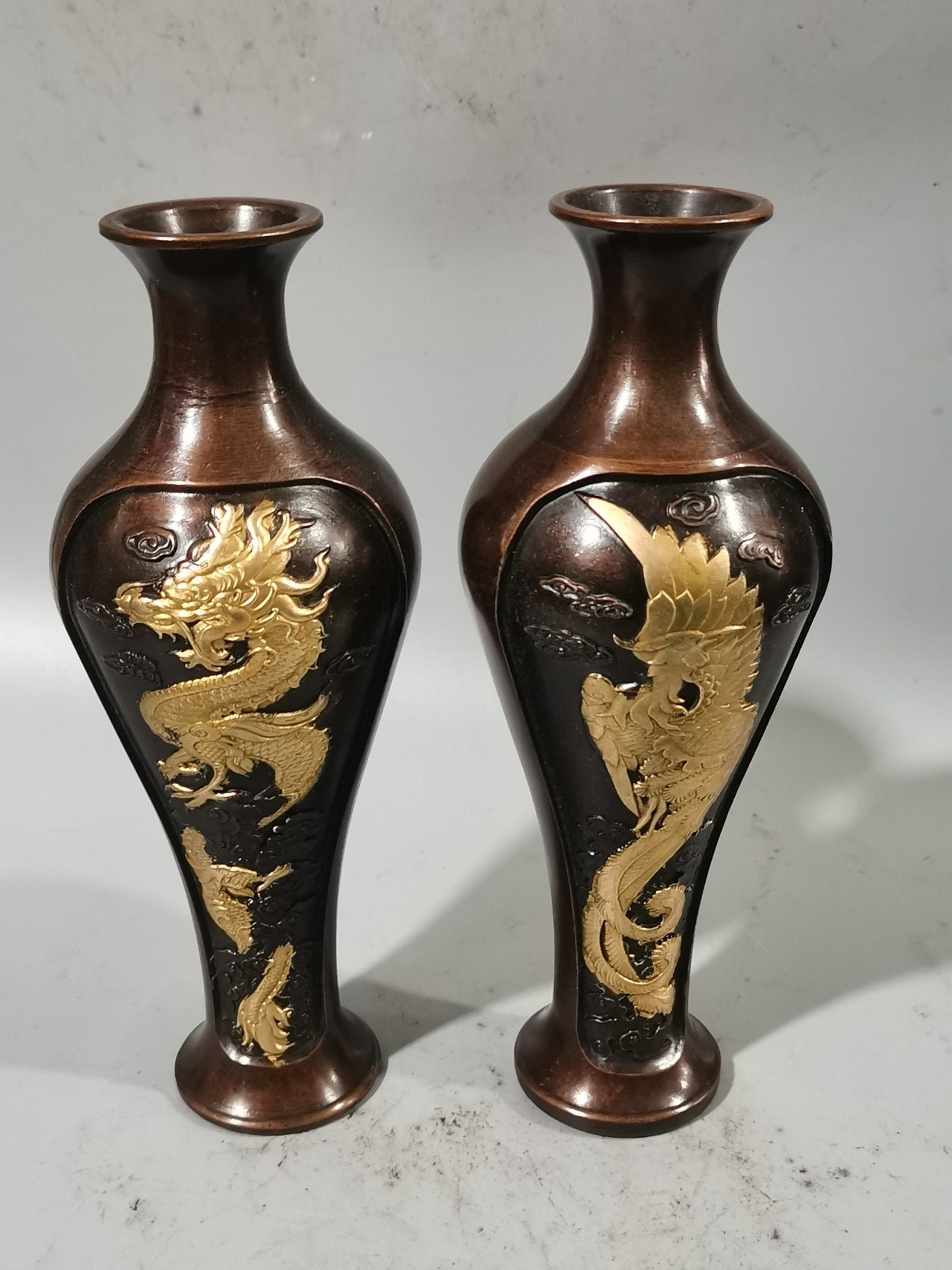 中国の骨董品職人が手作りした、精巧で希少な純銅製の龍と鳳凰の花瓶