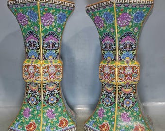 Um par de requintados vasos florais chineses antigos, pintados com esmalte e feitos à mão.
