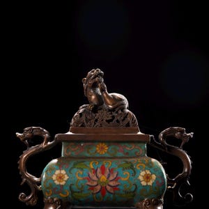 Utsökt handgjord rökelsekar i ren koppar, cloisonné, med djurformade knoppar och drakformade handtag, en kinesisk antikvitet.