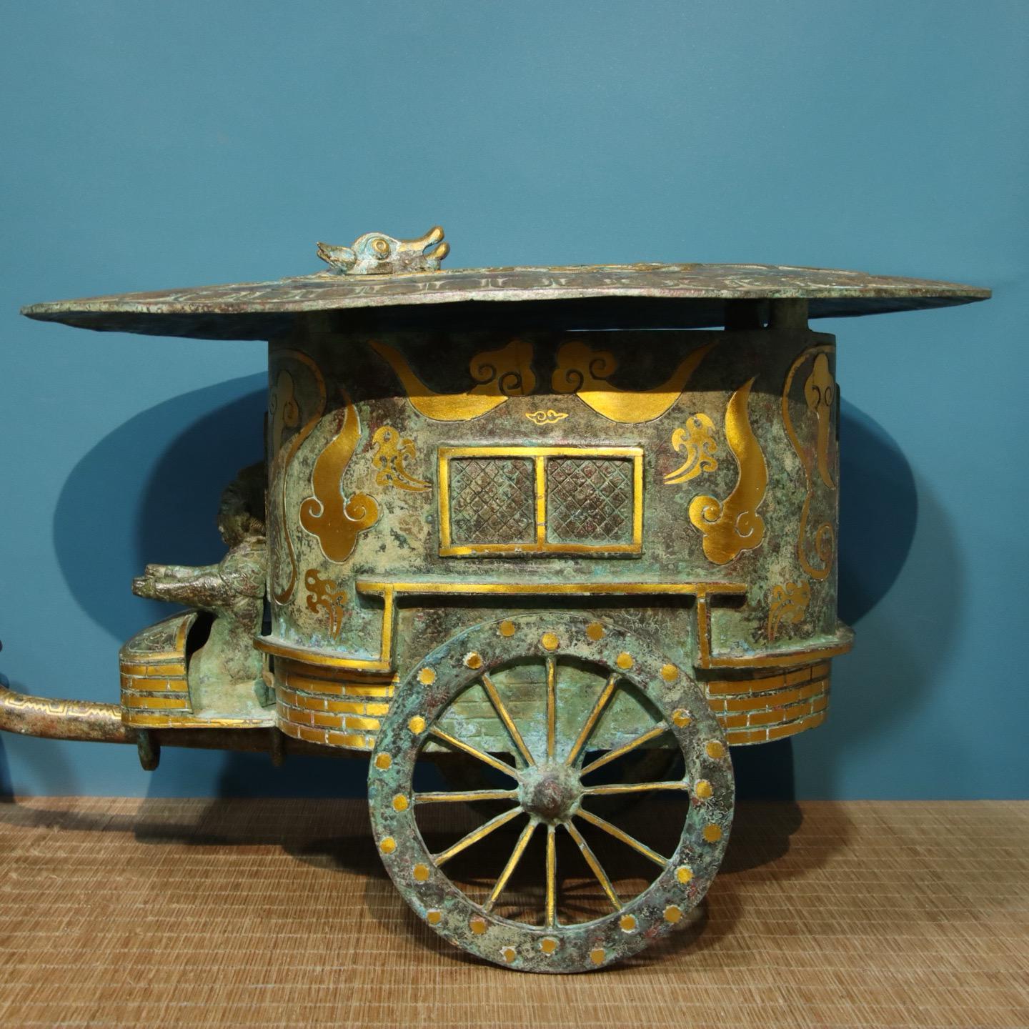 精巧なブロンズ製の馬車彫刻。古代中国の素材を用いて手作りされてい 