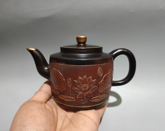 Prachtige Chinese antieke kleigeschilderde theepot met lotuspatroon, een Zisha-theepotornament.