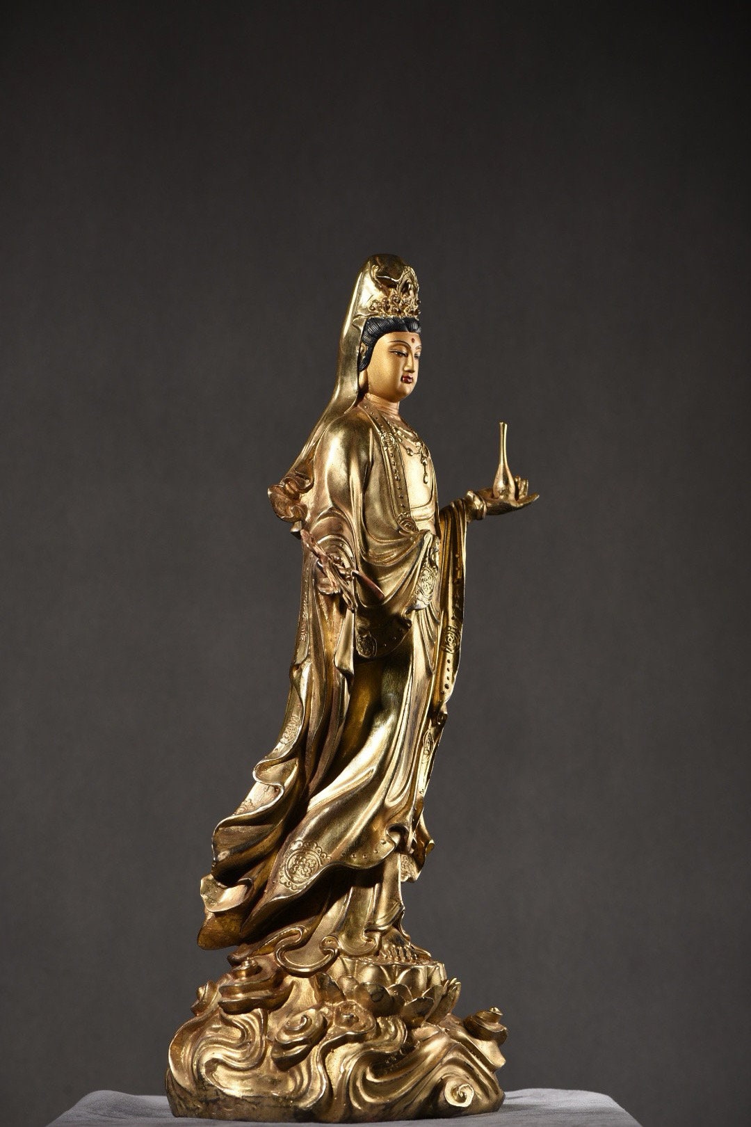 中国・観音菩薩像・仏像・仏教美術・骨董 中国古美術・旧蔵純赤銅製坐観音菩薩像・鏨刻鎏金錾花・高浮彫・置物