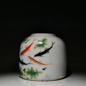 Exquisito gotero de agua antiguo chino de porcelana azul y blanca con diseño de peces y algas, pintado a mano.