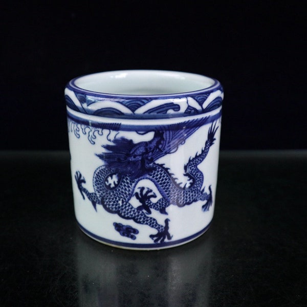 Chinesischer antiker Stifthalter aus blau-weißem Porzellan mit handbemaltem Drachenmuster