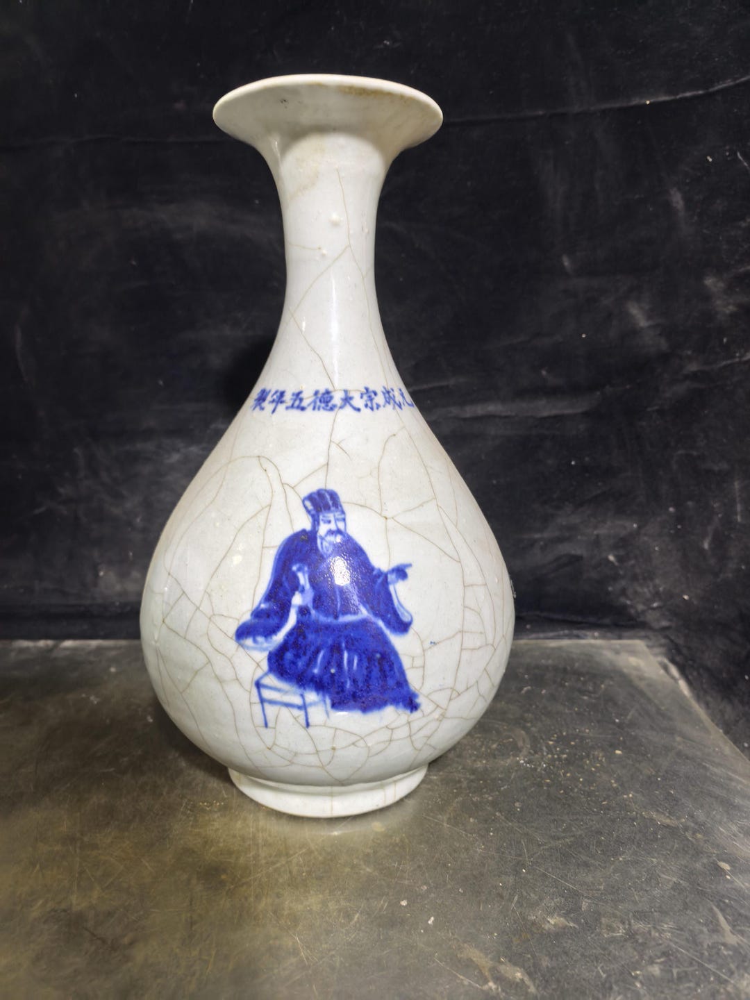 中国陶磁器　明人物　青白磁 手描き花瓶 手描きの人物像が描かれた、精巧な中国アンティークの青白磁の花瓶