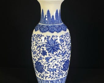 Antique Chinese hand-painted exquisite rare blue and white floral vase ornament
