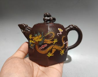 Wykwintna, ręcznie wykonana, chińska ozdoba w kształcie sześciokątnego czajniczka/czajniczka Zisha, malowana gliną.