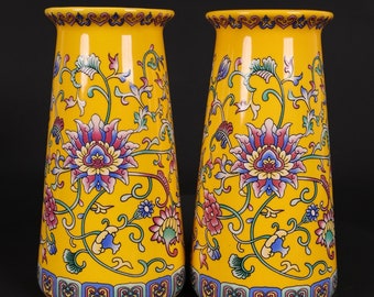 Un par de exquisitos y raros adornos de jarrón de flores de esmalte amarillo imperial con pintura china antigua pura a mano