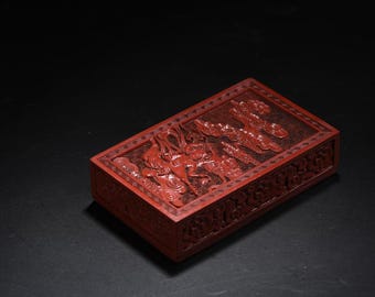 Squisito portagioie antico cinese in lacca rossa intagliata con decorazioni figurative, interamente realizzato a mano.