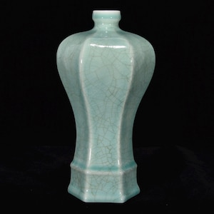 Exquisito jarrón hexagonal de cerámica Ru, vidriado en verde, pintado completamente a mano, procedente de China.