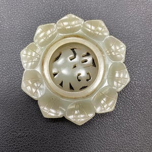 Exquisiter und seltener blumenförmiger Segensanhänger aus reiner handgeschnitzter chinesischer weißer Jade