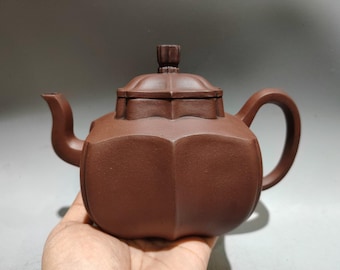Exquisita tetera cuadrada china antigua de arcilla pintada a mano con motivos acanalados, un adorno de tetera Zisha.