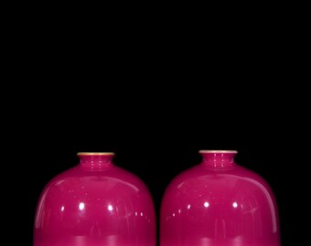 Exquisito adorno chino antiguo de jarrón rojo pintado a mano.