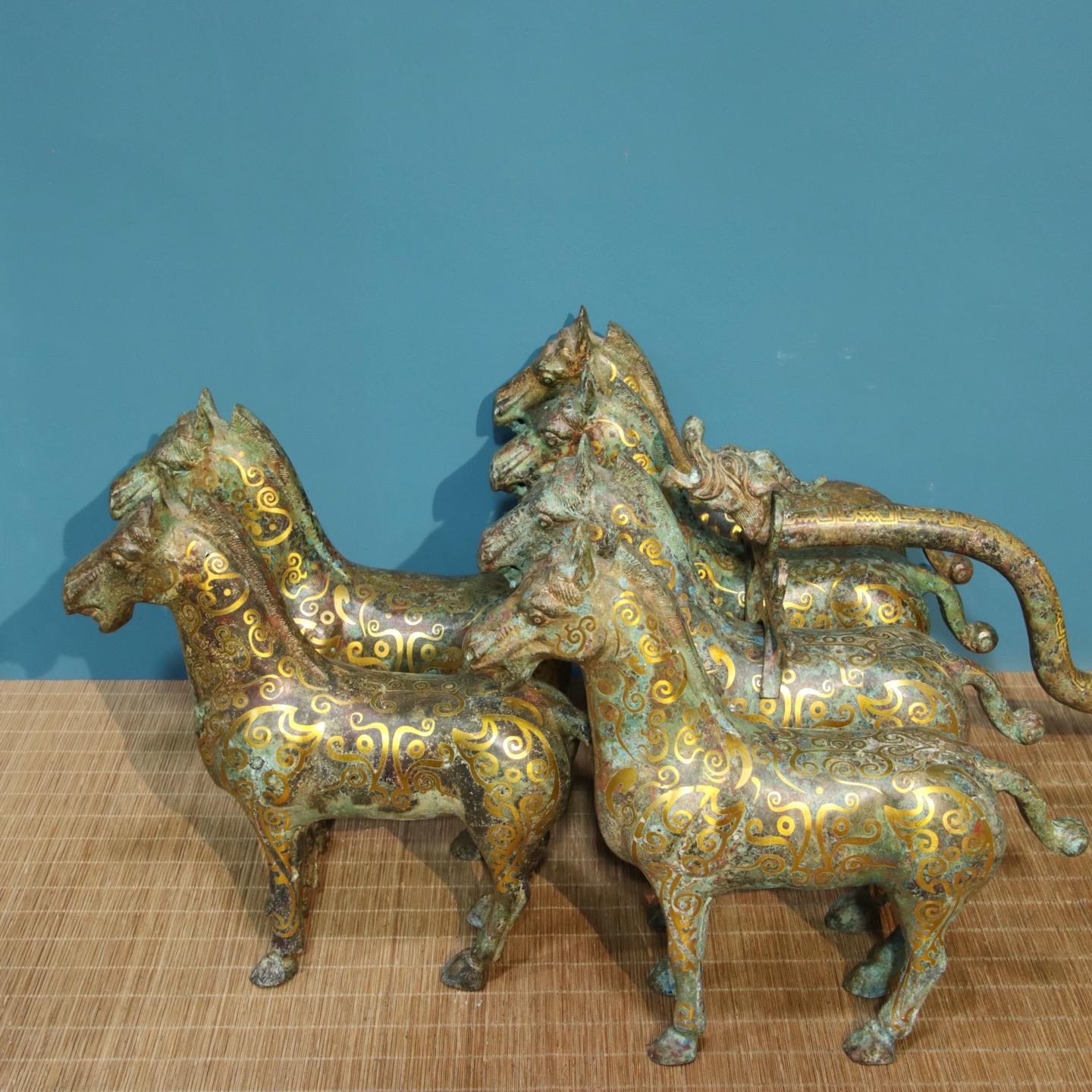 精巧なブロンズ製の馬車彫刻。古代中国の素材を用いて手作りされてい 