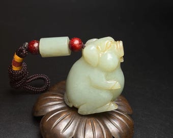 中国の骨董品で作られた手彫りの翡翠の笛の装飾品。形が絶妙で