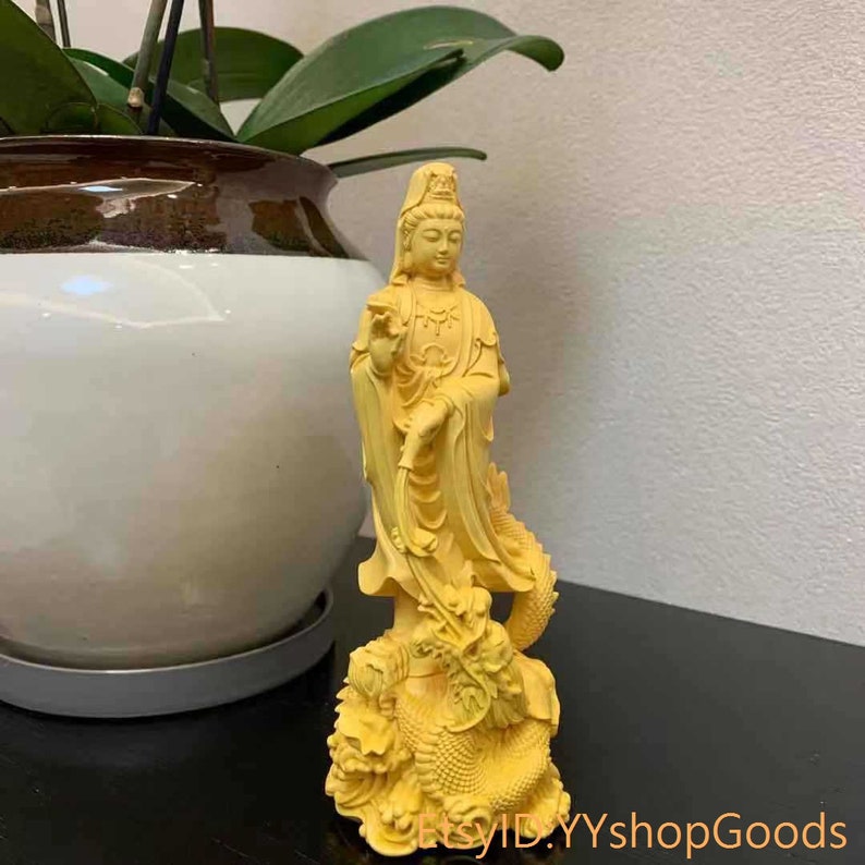 Natural boxwood received a carved Guanyin statue