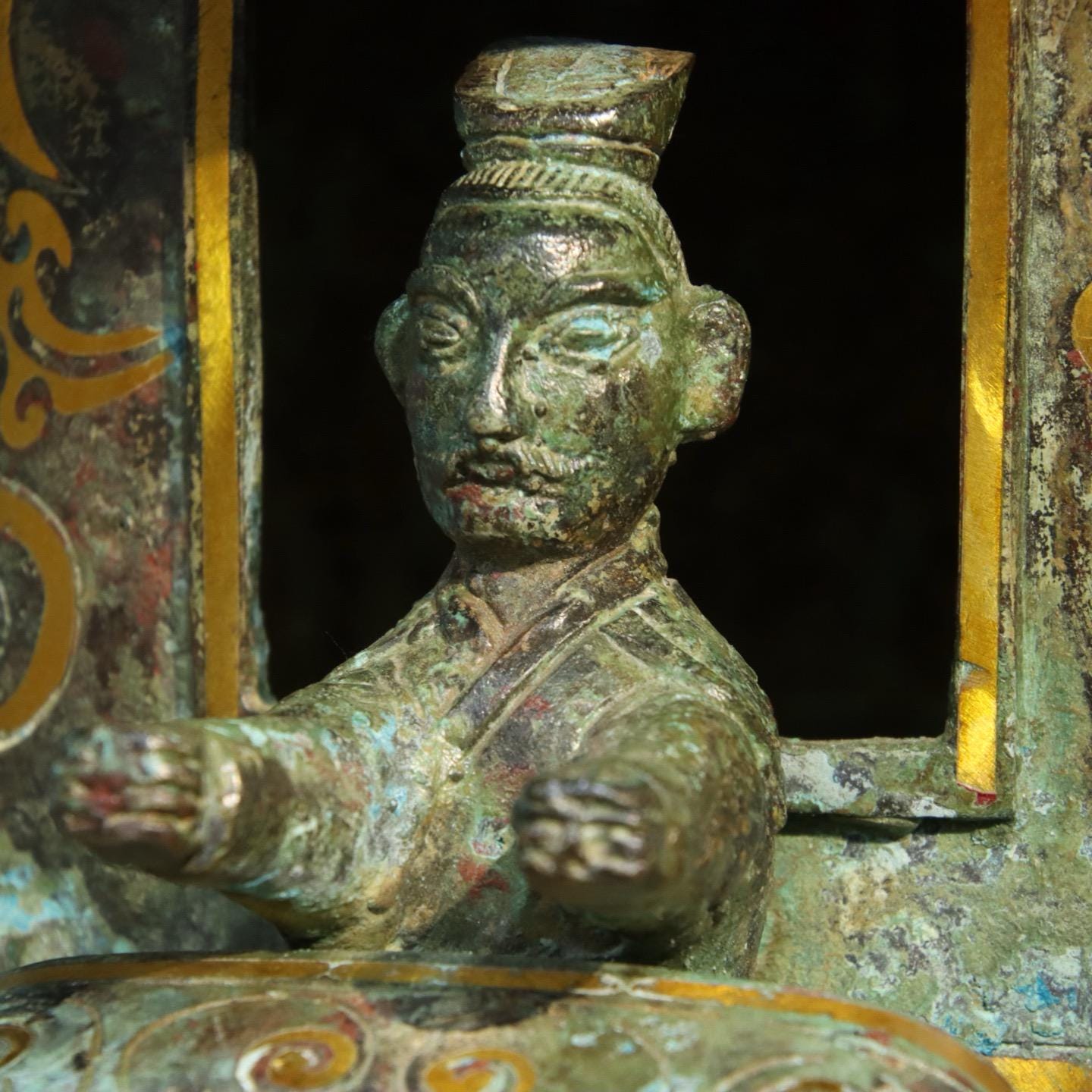 精巧なブロンズ製の馬車彫刻。古代中国の素材を用いて手作りされてい 
