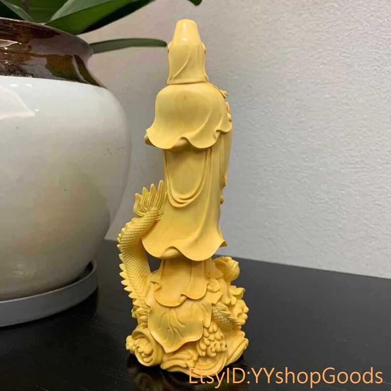 Natural boxwood received a carved Guanyin statue