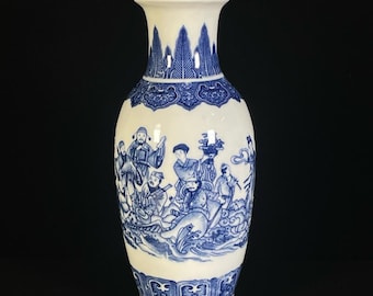 Un raro y exquisito jarrón antiguo chino pintado a mano en azul y blanco con figuras que recuerdan a una historia.