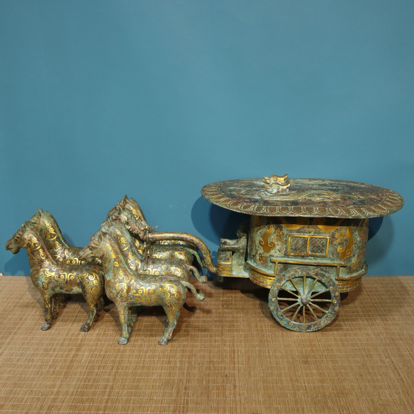 精巧なブロンズ製の馬車彫刻。古代中国の素材を用いて手作りされてい 