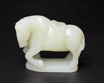 中国の骨董品で作られた手彫りの翡翠の笛の装飾品。形が絶妙で