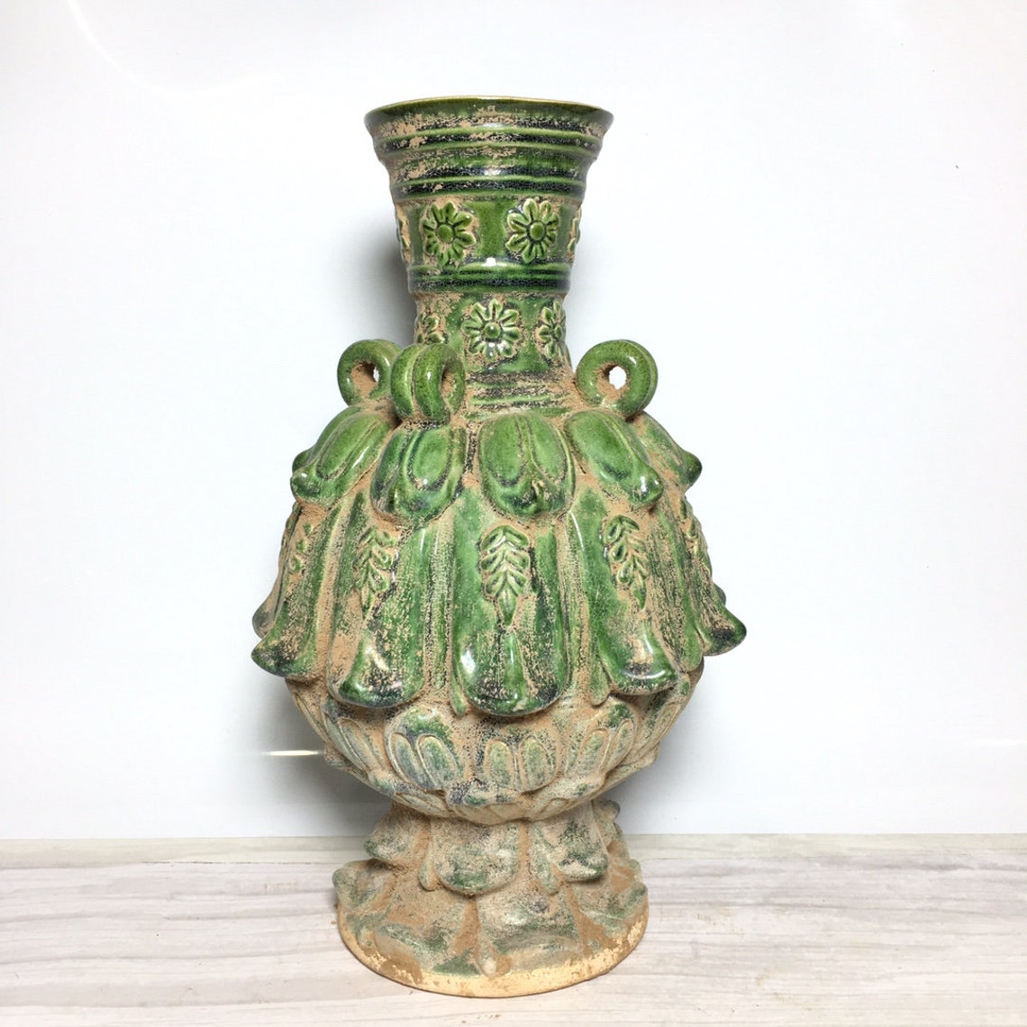 The tri colored vase of Tang Dynasty unearthed in China is of Etsy