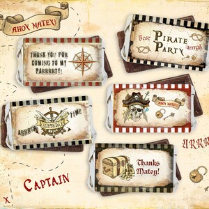 Puede incluir: Un conjunto de cinco etiquetas imprimibles para barras de chocolate con temática pirata. Las etiquetas tienen un aspecto vintage con rayas rojas, blancas y negras, y presentan imágenes de una calavera de pirata, un cofre del tesoro, una brújula y un timón. El texto en las etiquetas incluye "Ahoy Matey!", "Best Pirate Party", "Thanks Matey!", "Arrgh Birthday Time", y "Thank You for Coming to My Parrrty!"