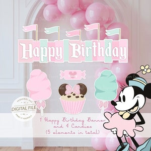 Op de afbeelding: Printbare feestversiering met een roze en groene banner met de tekst "Happy Birthday", een roze cupcake met chocolade glazuur en een strik, roze suikerspin, groene suikerspin en een cartoon Minnie Mouse in een roze jurk en blauwe schoenen.
