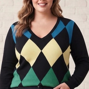 Puede incluir: Un suéter de manga larga con cuello en V que presenta una base negra con un patrón de rombos argyle multicolor en tonos azul, amarillo pálido y verde. La prenda de punto tiene una silueta ajustada con puños y cuello acanalados.