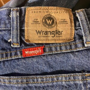 Vaqueros Wrangler de calidad premium con lavado oscuro a la piedra imagen 6