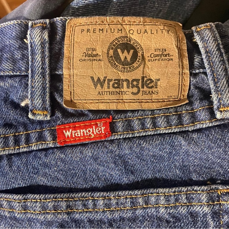 Vaqueros Wrangler de calidad premium con lavado oscuro a la piedra imagen 6