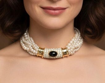 Gargantilla de varias hebras estilo art déco con perlas de imitación y circonitas cúbicas.