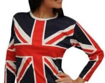 Puede incluir: Camiseta de manga larga con el diseño de la bandera de la Union Jack. La camiseta tiene un fondo azul marino con un patrón de bandera roja y blanca. Tiene cuello redondo blanco y está hecha de un tejido suave.