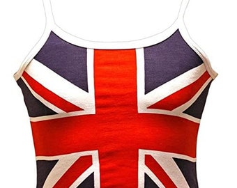 Puede incluir: Un top sin mangas con el diseño de la bandera de la Union Jack. El top tiene un ribete blanco y tirantes finos. El diseño de la bandera incluye los colores rojo, blanco y azul marino. El top es una prenda casual.