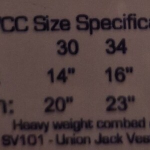 Puede incluir: Tabla de tallas para una camiseta sin mangas. Medidas de pecho de 35,5 cm, 40,6 cm y 45,7 cm, y largos de 50,8 cm, 58,4 cm y 63,5 cm. Tallas: 30, 34 y 40. Texto: "Heavy weight combed cotton" y "SV101 - Union Jack Vest Top."