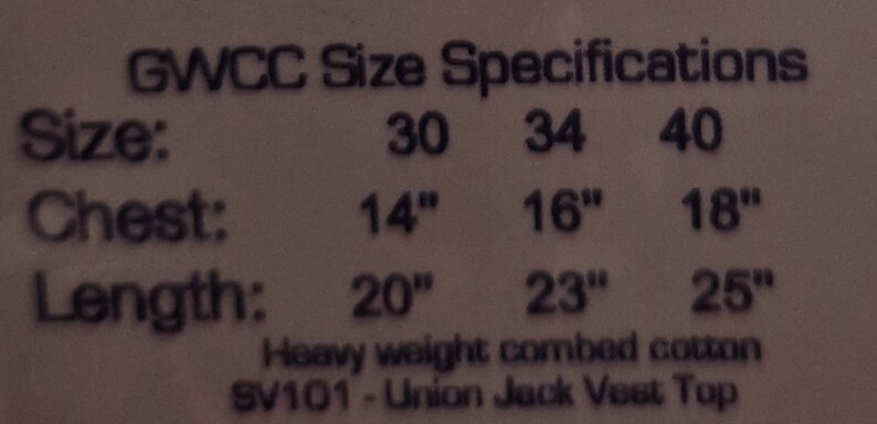 Puede incluir: Tabla de tallas para una camiseta sin mangas. Medidas de pecho de 35,5 cm, 40,6 cm y 45,7 cm, y largos de 50,8 cm, 58,4 cm y 63,5 cm. Tallas: 30, 34 y 40. Texto: "Heavy weight combed cotton" y "SV101 - Union Jack Vest Top."