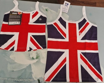 Könnte beinhalten: Zwei ärmellose Tanktops mit dem Union Jack-Flaggen-Design in Rot, Weiß und Marineblau. Eines ist Größe 3/5, das andere Größe 30. Beide haben weiße Träger und Besätze. Etiketten sind angebracht.