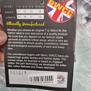 Puede incluir: Una etiqueta de ropa con el texto "GWCC" y un logotipo de la Union Jack. La etiqueta incluye medidas de talla, pecho y largo. Tambi&eacute;n es visible el texto "Ethically Manufactured". Hay un c&oacute;digo de barras y el n&uacute;mero 5060086 960044.