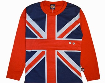 Puede incluir: Una camiseta roja de manga larga con el diseño de la bandera de la Union Jack en la parte delantera. La bandera es azul marino, blanca y roja. La camiseta tiene cuello redondo y una pequeña etiqueta en la parte inferior derecha.
