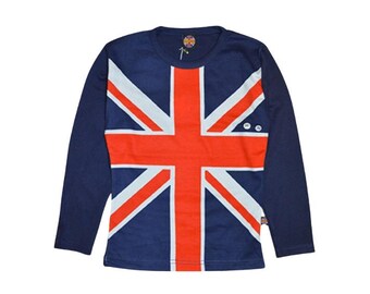Könnte beinhalten: Marineblaues Langarmshirt mit dem Union Jack-Flaggen-Design in Rot, Weiß und Blau. Das Shirt hat einen Rundhalsausschnitt und zwei kleine Knöpfe am linken Ärmel. Ein kleines Etikett mit Logo ist am Halsausschnitt sichtbar.