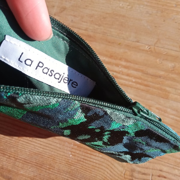 pochette zippée tissu jacquard vert motif camouflage