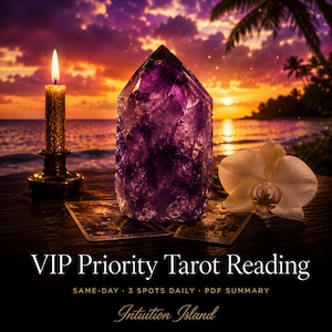 Pode incluir: Uma vela acesa em um castiçal dourado, um grande cristal roxo e uma orquídea branca estão em uma superfície de madeira. Cartas de tarô são visíveis. O fundo é um pôr do sol sobre o oceano. Texto: "VIP Priority Tarot Reading" e "Intuition Island."