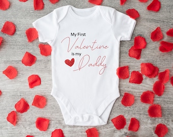 Personnalisé Valentine Baby Grow 08 My First Valentine Is My Daddy Noir et Rouge Paillettes - Baby Grow - Personnalisé Baby Vest Nouveauté Cadeau