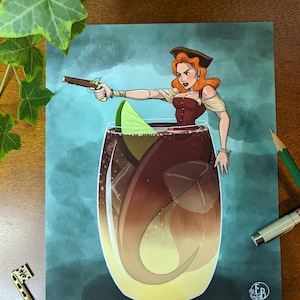 Può includere: Una pirata sirena con i capelli rossi e una camicia a righe marroni e bianche tiene una pistola e una fetta di lime. È immersa in un bicchiere alto pieno di un liquido marrone e giallo. Il bicchiere ha una base trasparente e un bordo largo.