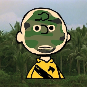 Puede incluir: Ilustración de dibujos animados de un personaje con un patrón de camuflaje en la cara y la cabeza. El personaje lleva una camisa amarilla con una raya negra y un gráfico de caballo negro. El fondo presenta un bosque tropical.